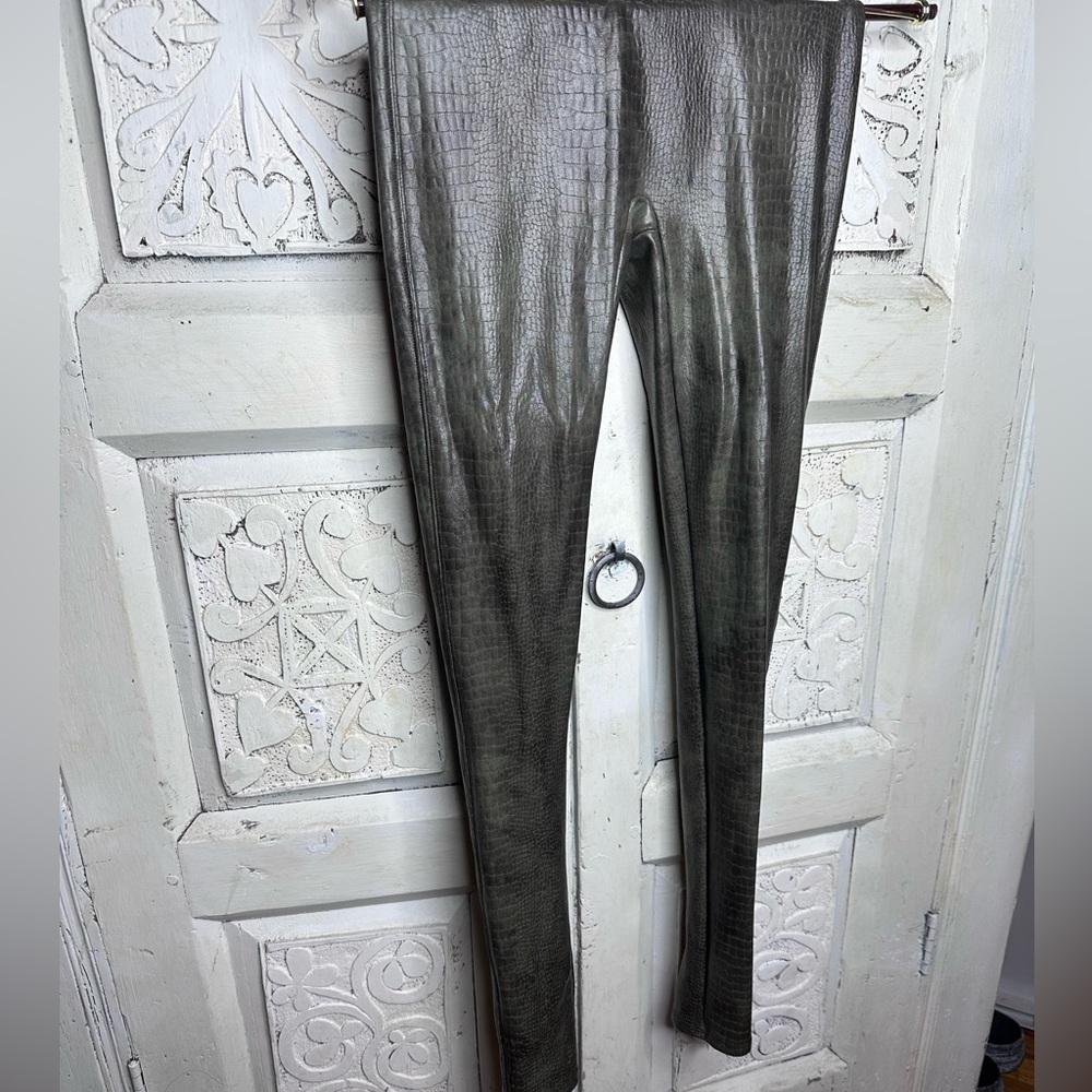 Spanx Faux Leather Croc Embossed Leggings – Olive Green, Size S/P - Picture 4 of 4